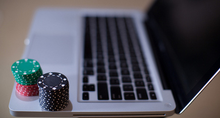 Featured_poker_chips_and_laptop_flickr_feature