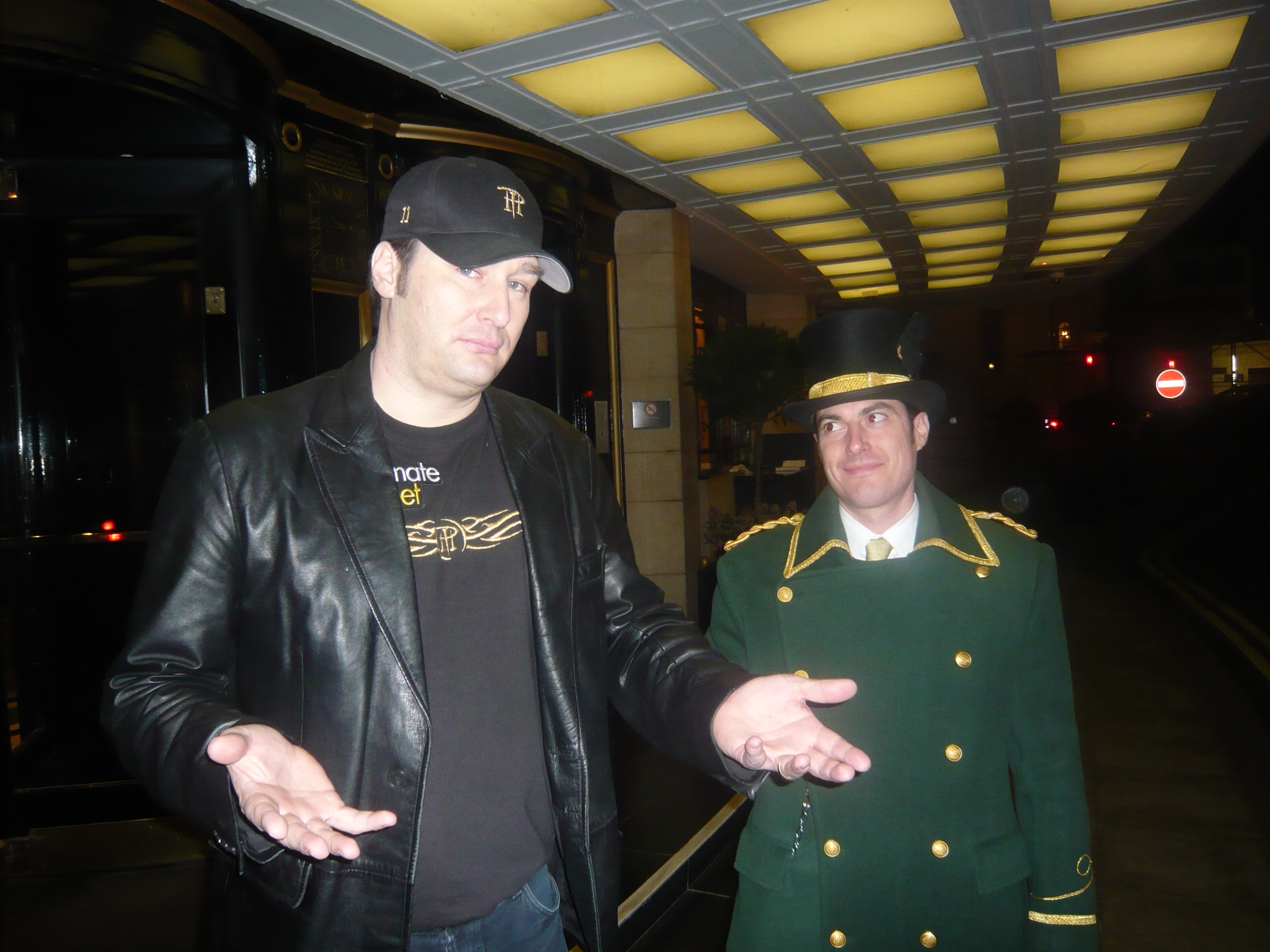 Phil Hellmuth on the pavement outside swish Londo eaterie The Grill