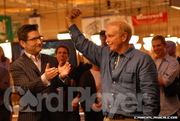Jeffrey Pollack applauds Chip Reese as the winner of the 2006 WSOP $50,000 HORSE event