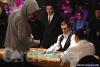 Phil Laak offers Johnny Chan a couple bucks to show him his hand after Laak had folded, heads up at the final table of Event #25 ($2,500 Pot Limit Hold'em) 